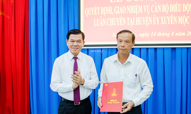 Đồng chí Nguyễn Hồng Lĩnh, Ủy viên Trung ương Đảng, Bí thư Tỉnh ủy, Chủ tịch HĐND tỉnh trao quyết định luân chuyển và chỉ định đồng chí Nguyễn Văn Thọ, Ủy viên Ban Thường vụ Tỉnh ủy, giữ chức vụ Bí thư Huyện ủy Xuyên Mộc nhiệm kỳ 2015-2020. Ảnh: BẢO KHÁNH