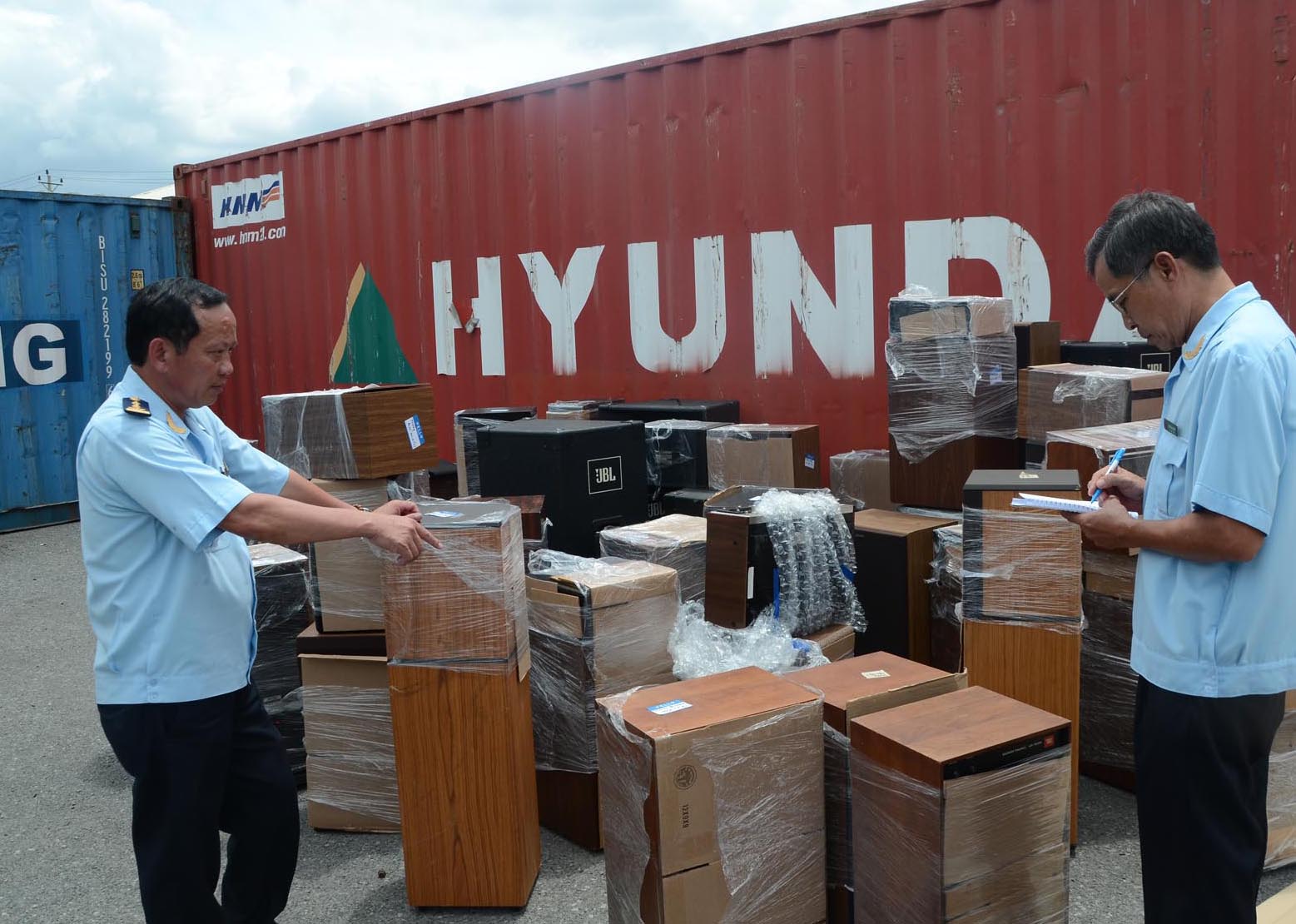 Chi cục Hải quan cửa khẩu cảng Cái Mép phối hợp với Đội Kiểm soát Hải quan (Cục Hải quan BR-VT) kiểm tra hàng nhập khẩu.
