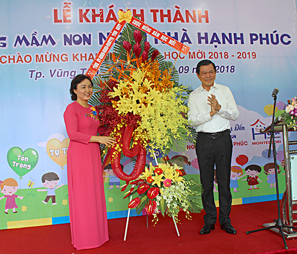 Đồng chí Nguyễn Hồng Lĩnh, Ủy viên Trung ương Đảng, Bí thư Tỉnh ủy, Chủ tịch HĐND tỉnh tặng hoa chúc mừng cô và trò Trường MN Ngôi nhà Hạnh phúc. 