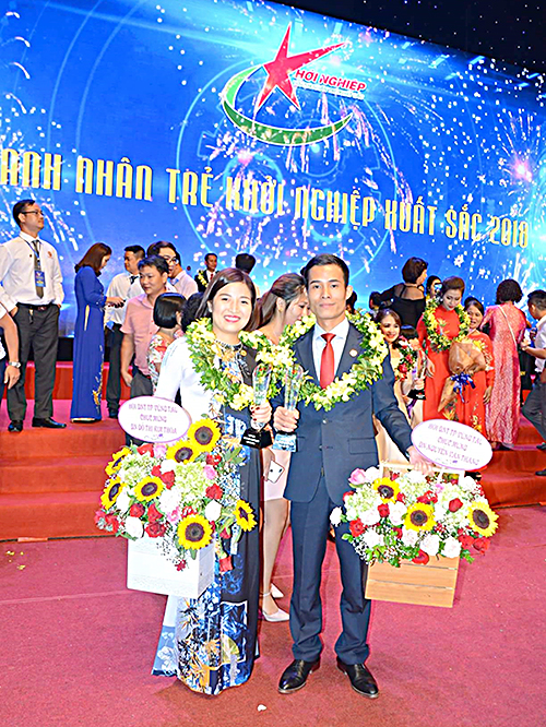 Anh Nguyễn Văn Thắng và chị Đỗ Thị Kim Thoa nhận danh hiệu “Doanh nhân trẻ khởi nghiệp xuất sắc năm 2018” do Trung ương Hội Doanh nhân Việt Nam trao tặng.