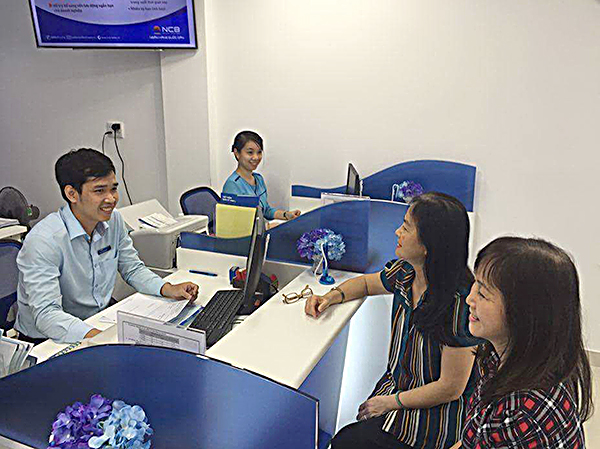 Khách hàng giao dịch tại Ngân hàng Quốc dân.