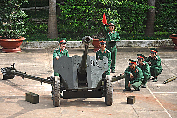 Chiến sĩ Đại đội pháo binh 40 (Ban CHQS huyện Xuyên Mộc) huấn luyện chuyên ngành pháo.