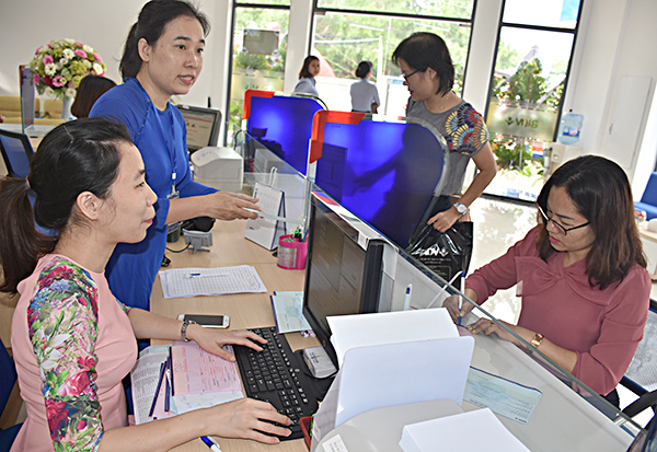 Khách hàng giao dịch tại BIDV Long Sơn, TP. Vũng Tàu. Ảnh: PHAN HÀ