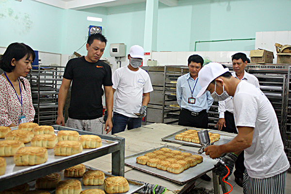 Đoàn kiểm tra liên ngành kiểm tra khu vực sản xuất của cơ sở sản xuất, kinh doanh bánh trung thu Văn Tập Hòa (85 Mạc Thanh Đạm, huyện Long Điền).