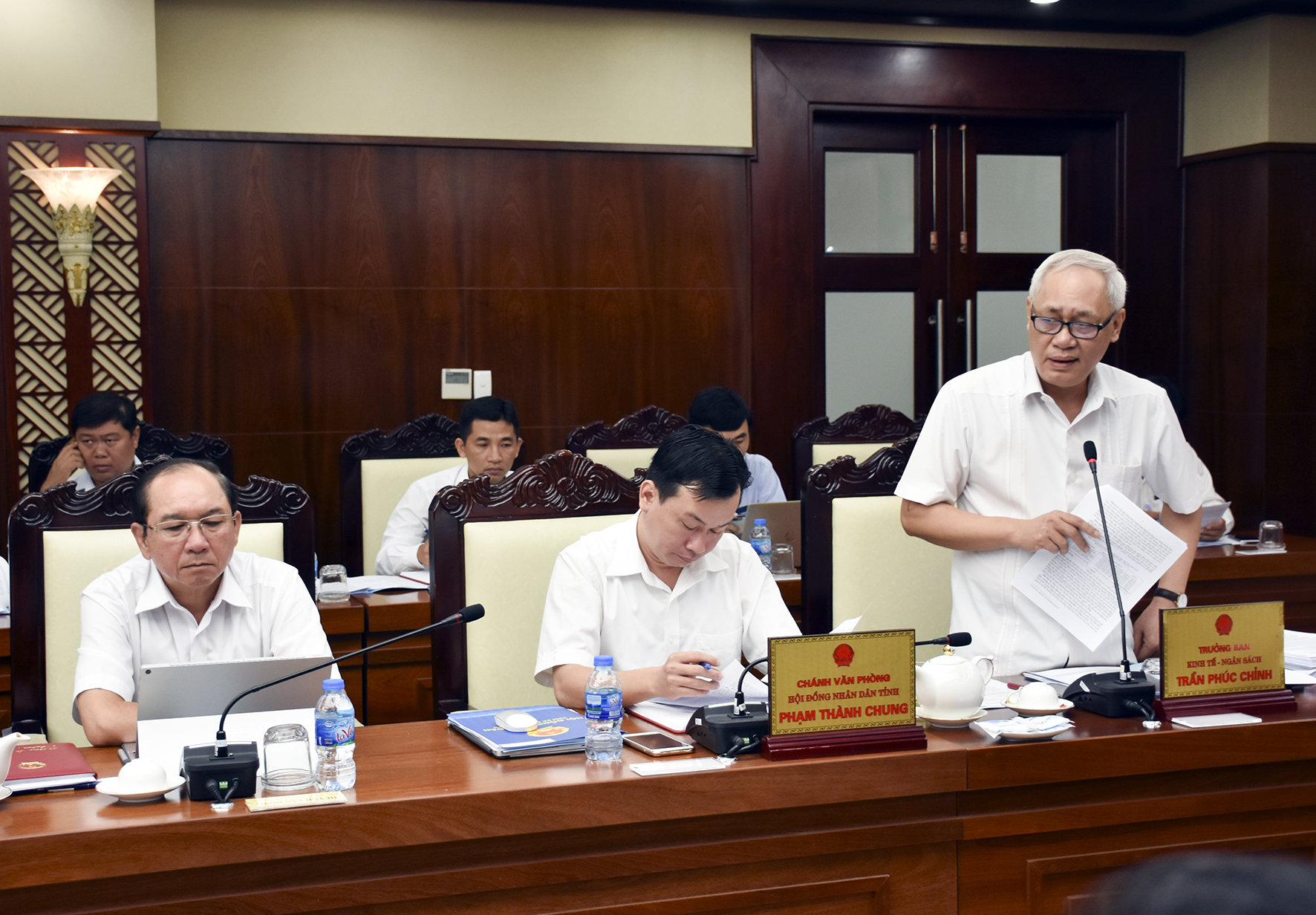 Ông Trần Phúc Chỉnh, Trưởng Ban Kinh tế-Ngân sách HĐND tỉnh báo cáo kết quả giám sát công tác lập quy hoạch, tổ chức thực hiện quy hoạch, cấp phép nuôi cá lồng bè trên sông và công tác quản lý hoạt động của các nhà bè kinh doanh dịch vụ ăn uống trên sông.