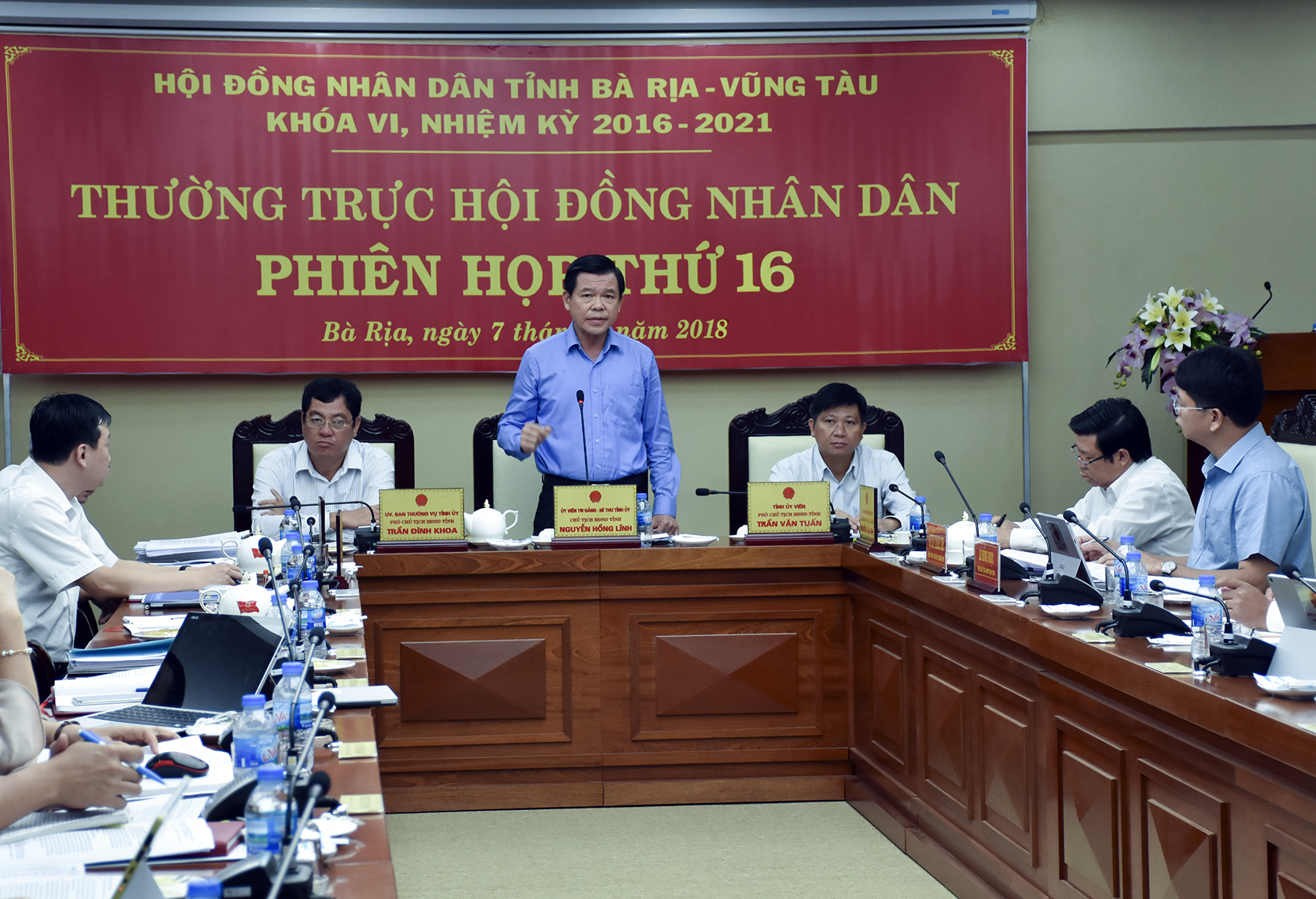Các đồng chí: Nguyễn Hồng Lĩnh, Ủy viên Trung ương Đảng, Bí thư Tỉnh ủy, Chủ tịch HĐND tỉnh; Trần Đình Khoa, Ủy viên Ban Thường vụ Tỉnh ủy, Phó Chủ tịch HĐND tỉnh; Trần Văn Tuấn, Tỉnh ủy viên, Phó Chủ tịch HĐND tỉnh, chủ tọa phiên họp.