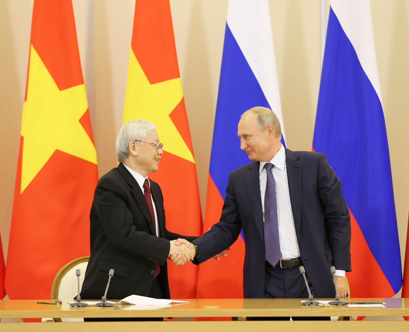 Tổng Bí thư Nguyễn Phú Trọng và Tổng thống Liên bang Nga Vladimir Putin bắt tay sau lễ ký các văn kiện hợp tác giữa hai nước.