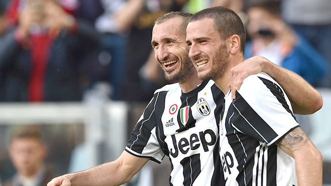 Cặp trung vệ lão làng Chiellini - Bonucci hiện không còn là chỗ dựa tuyệt đối cho Juveltus.