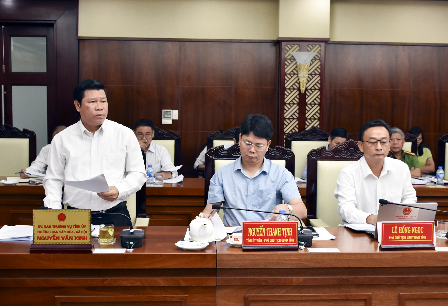 Đồng chí Nguyễn Văn Xinh, Ủy viên Ban Thường vụ Tỉnh ủy, Trưởng Ban Tuyên giáo Tỉnh ủy, Trưởng Ban Văn hóa-Xã hội HĐND tỉnh, Tổng Biên tập Báo Bà Rịa-Vũng Tàu báo cáo kết quả giám sát chuyên đề về công tác chăm sóc, bảo vệ trẻ em có hoàn cảnh đặc biệt khó khăn trên địa bàn tỉnh,. Ảnh: NGỌC NGUYỄN