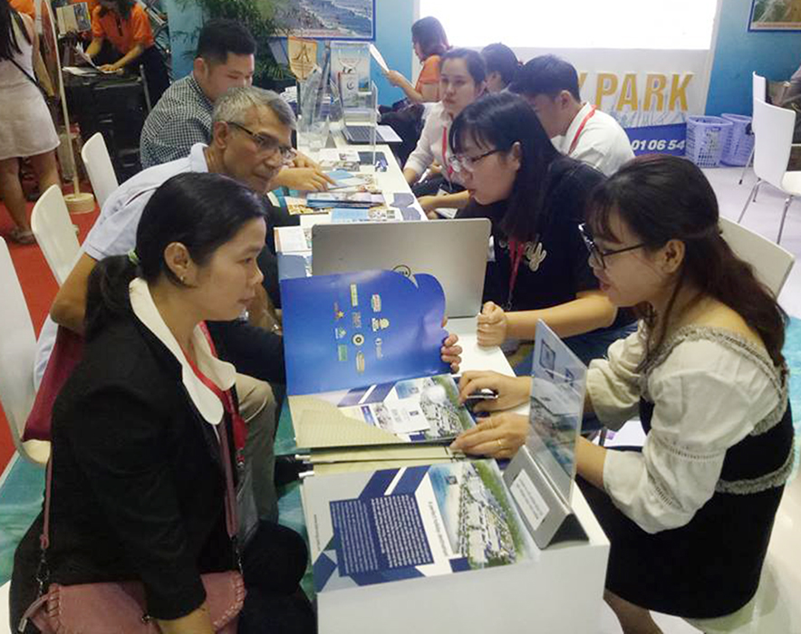 Các DN du lịch BR-VT (bên phải) giới thiệu sản phẩm, dịch vụ  tại ITE HCMC 2018.