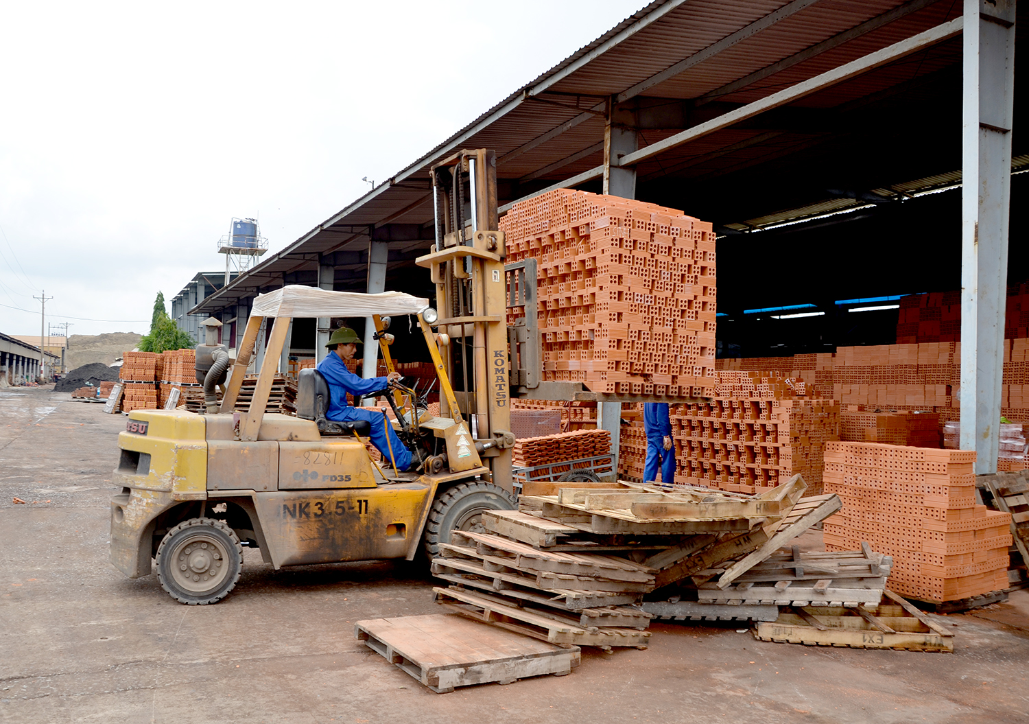 Công ty CP Gạch ngói gốm xây dựng Mỹ Xuân (phường Mỹ Xuân, TX.Phú Mỹ) được tỉnh BR-VT hỗ trợ 500 triệu đồng để thực hiện đề án tái chế xỉ than đưa vào sản xuất gạch tuynel. Ảnh: QUANG VŨ