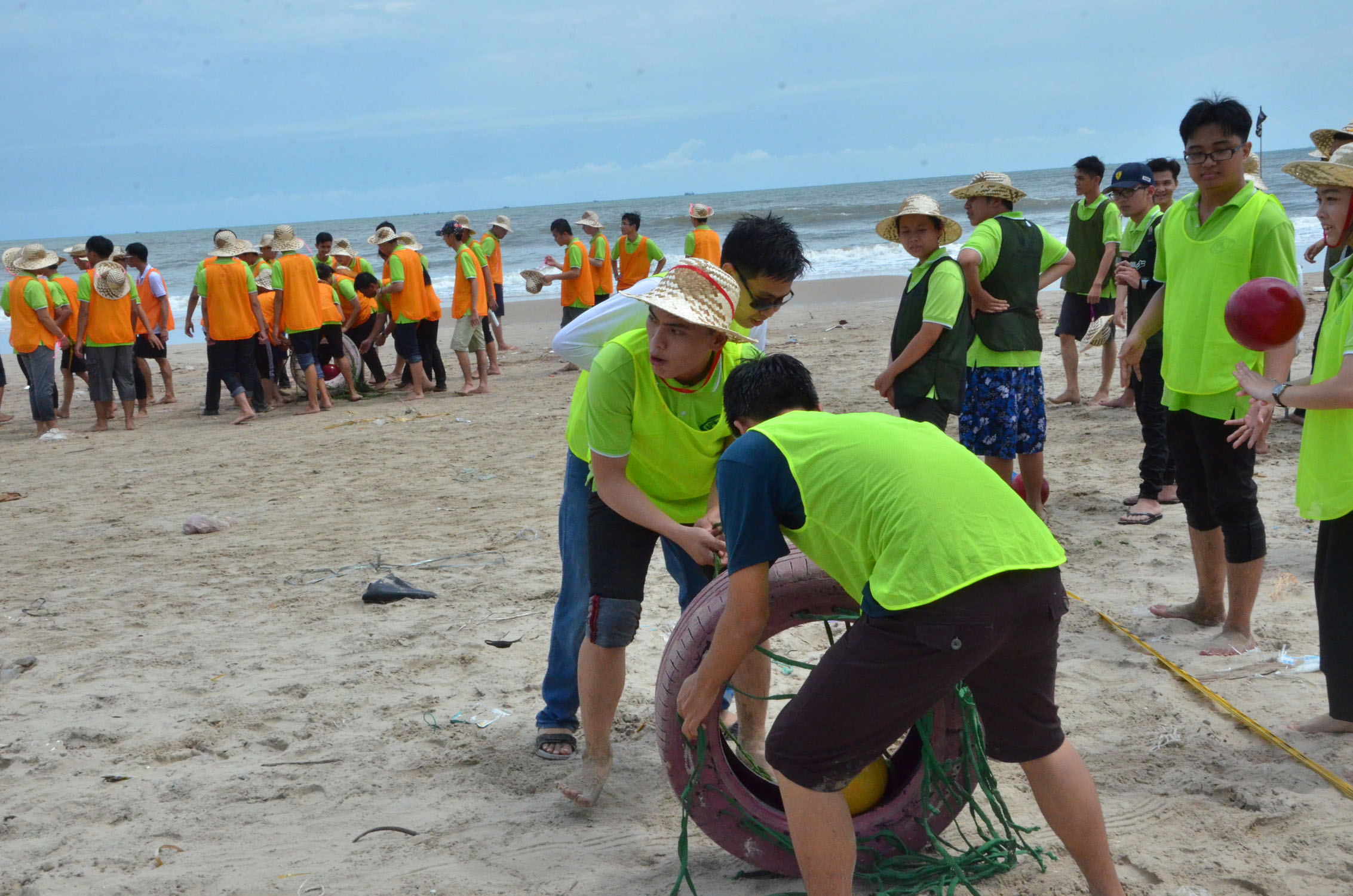 Nhóm SV tổ chức chơi teambuilding trên bãi biển.