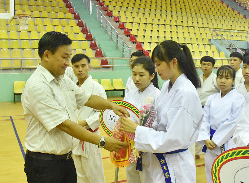 Ông Phan Thanh Sang, Phó Giám đốc Sở VH-TT, Trưởng Ban  Tổ chức giải trao cờ lưu niệm cho các đơn vị về tham dự. 
