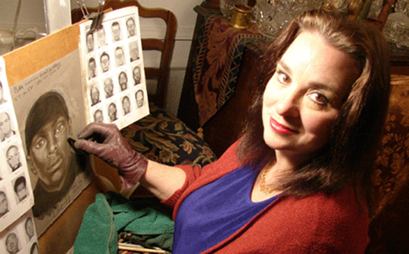 Lois Gibson trước giá vẽ. 