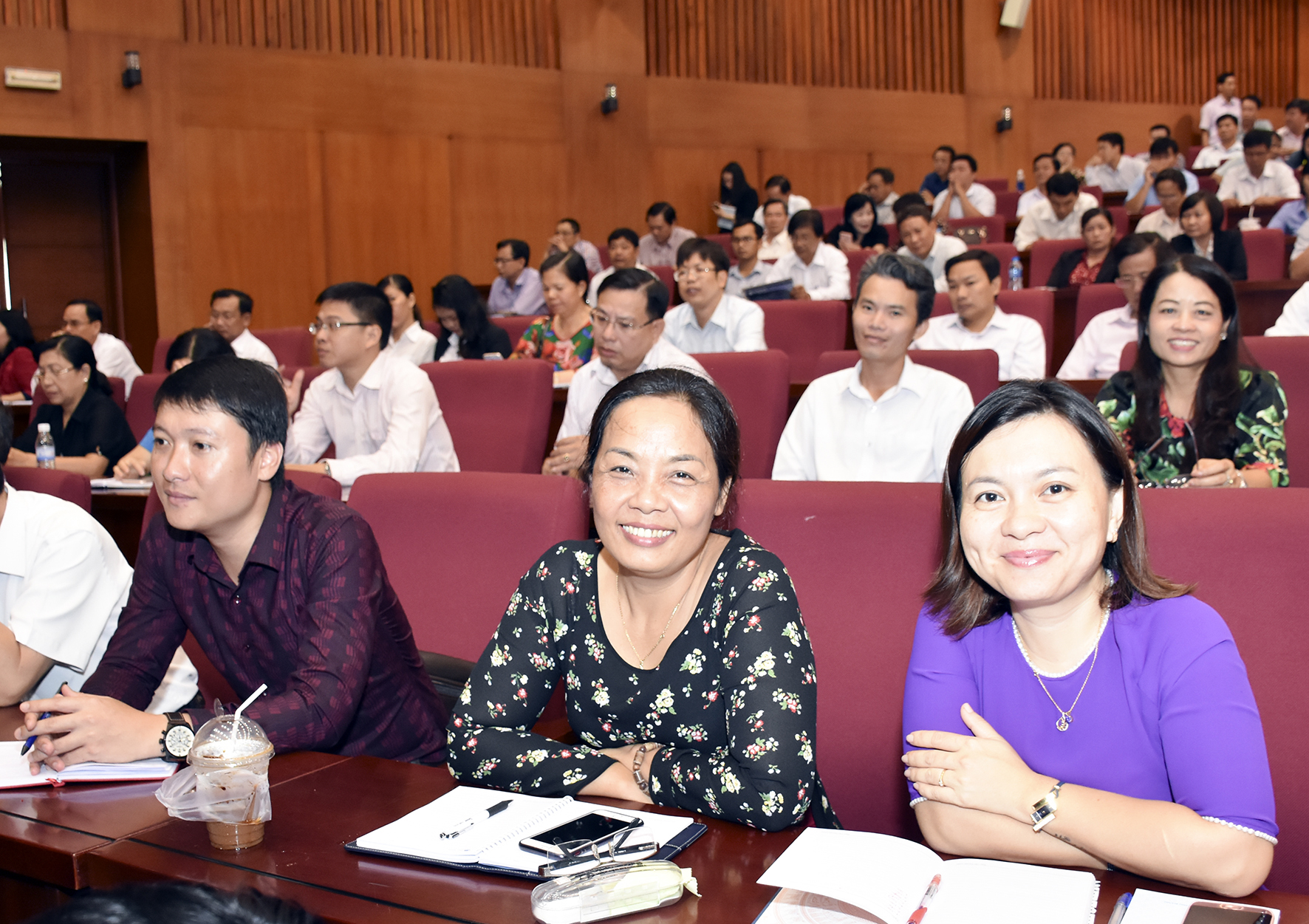 Các cán bộ chủ chốt, đảng viên tham gia học tập các Nghị quyết Hội nghị lần thứ 7 Ban Chấp hành Trung ương Đảng khóa XII do Đảng ủy Khối Cơ quan tỉnh tổ chức. Ảnh: PHÚC LƯU 