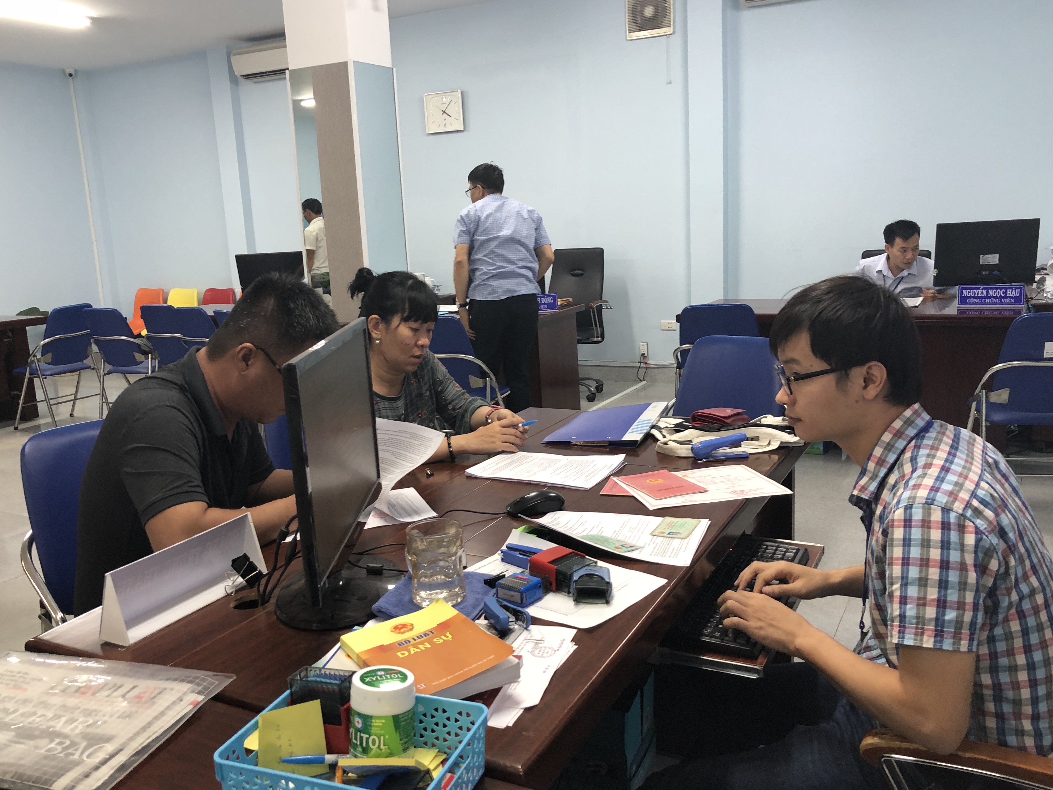Công chứng viên PCC số 1 (83, Đồ Chiểu, TP.Vũng Tàu) thẩm định hồ sơ công chứng. 