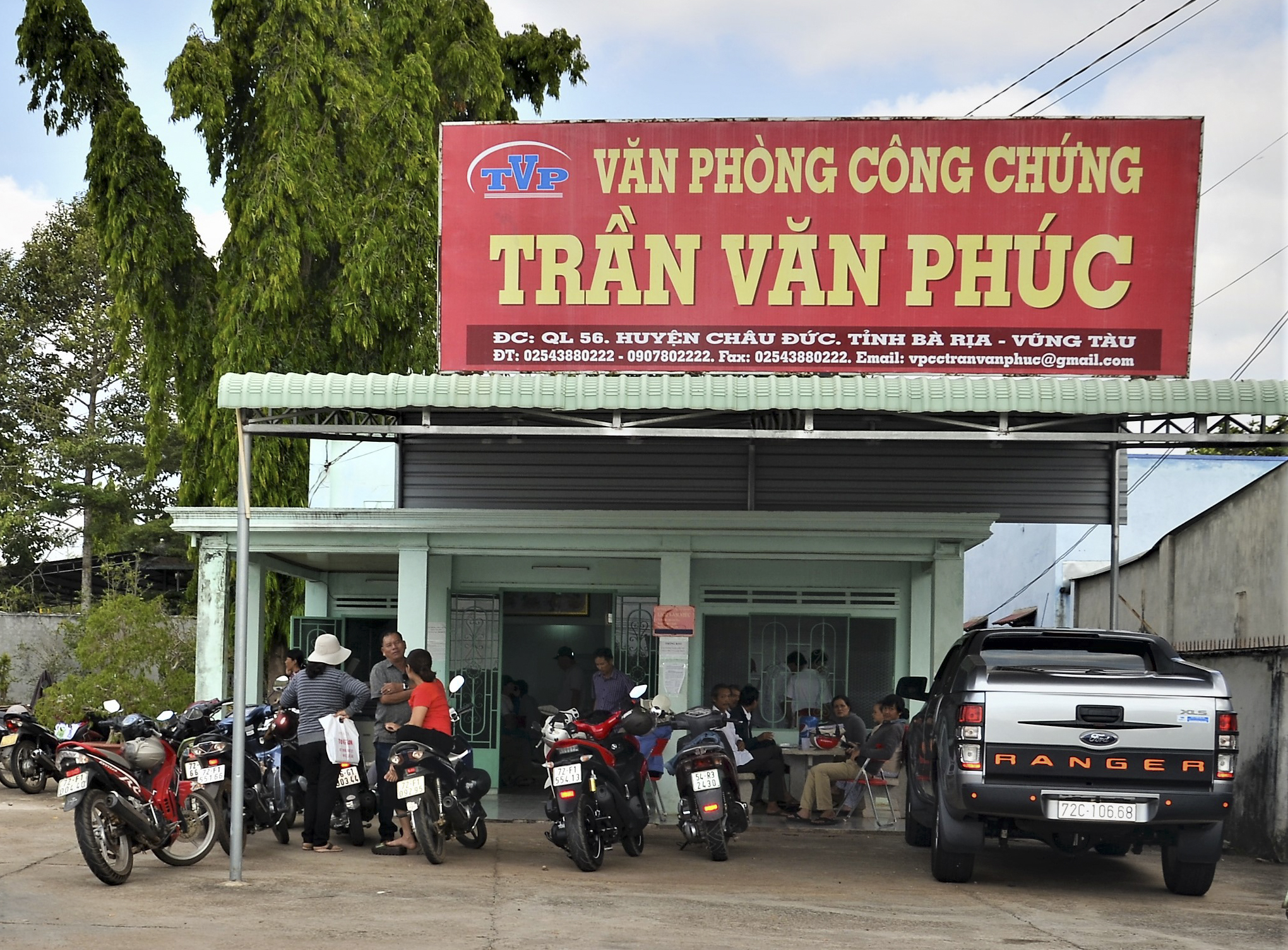 VPCC Trần Văn Phúc (TT. Ngãi Giao, huyện Châu Đức) luôn có đông người dân  đến giao dịch. 