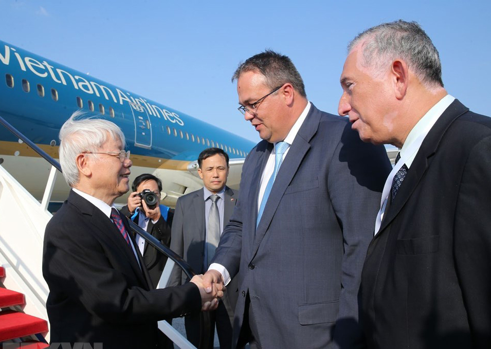 Quốc vụ khanh Bộ Ngoại giao Hungary, Chủ tịch Phân ban hợp tác Hungary-Việt Nam Balogh Csaba, cùng các quan chức Hungary đón Tổng Bí thư Nguyễn Phú Trọng.