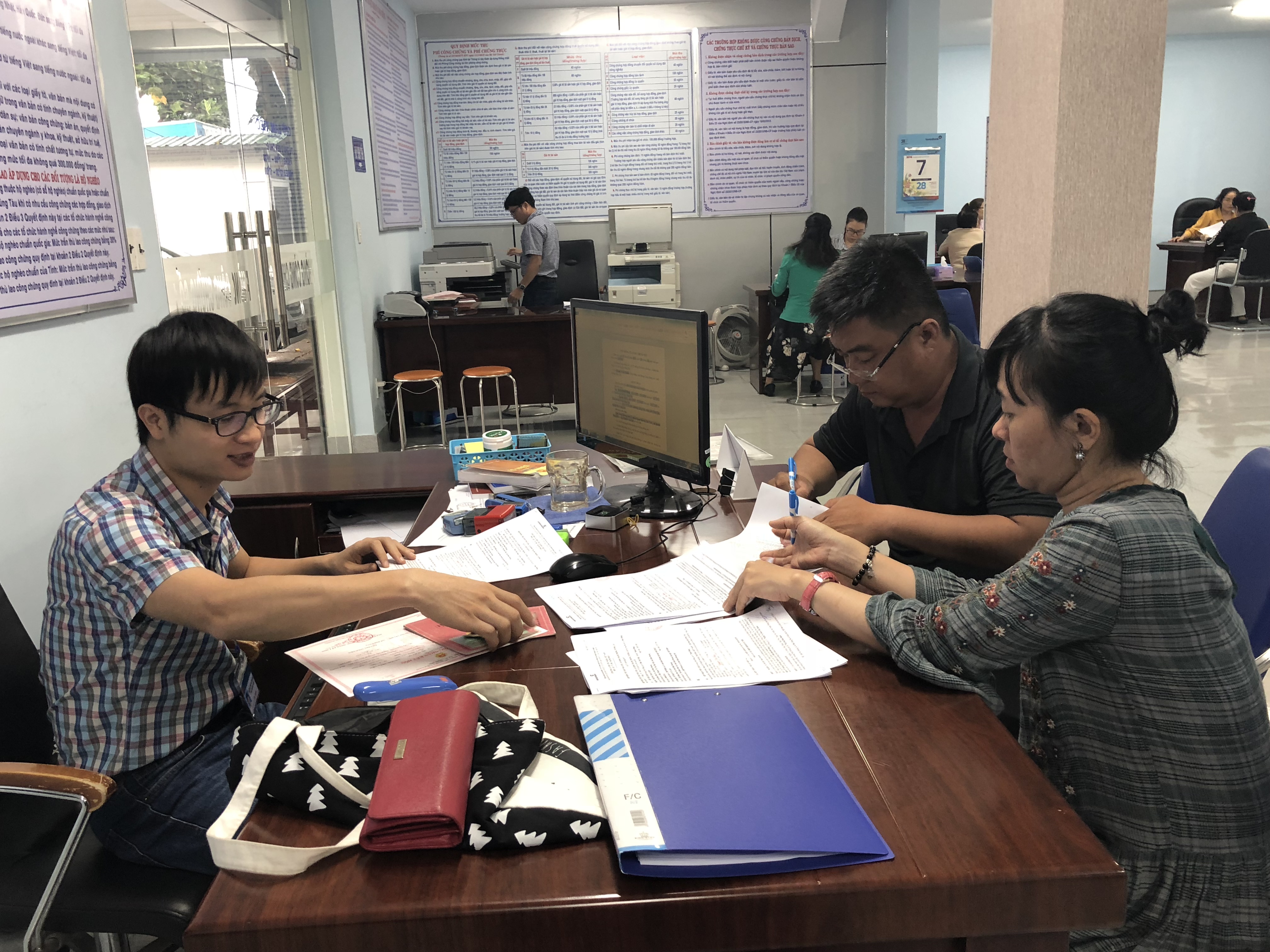 Công chứng viên PCC số 1 (83, Đồ Chiểu, TP.Vũng Tàu) thực hiện quy trình công chứng cho người dân. Ảnh: PHƯƠNG ANH
