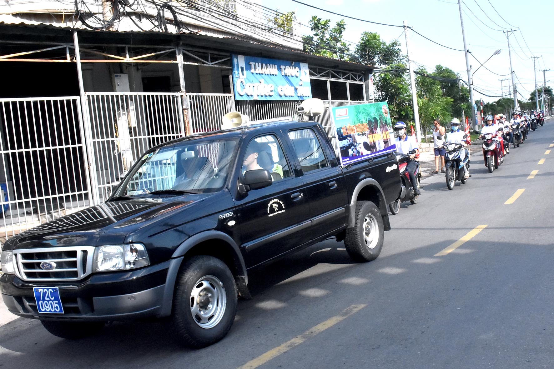 Tuyên truyền lưu động về ATGT trên tuyến đường chính của xã Long Sơn trong chương trình “Nâng cao nhận thức về ATGT”.
