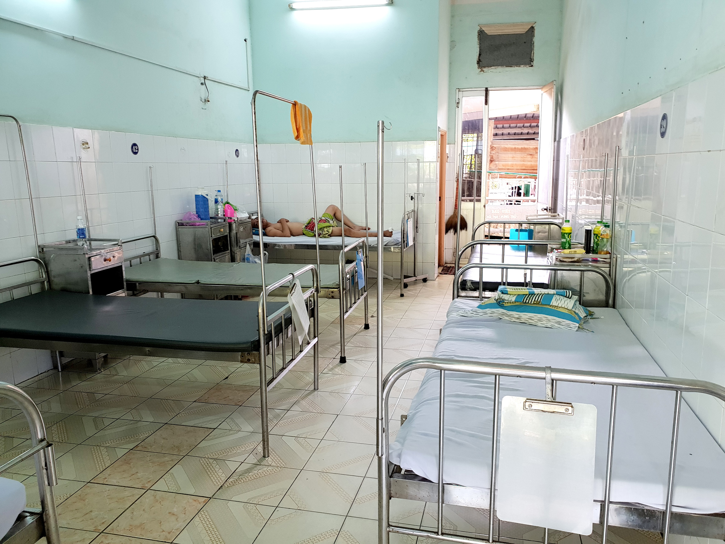 Trong những trường hợp các khoa bị quá tải, không có giường bệnh cho bệnh nhân nằm điều trị, bệnh viện nên linh động, điều chuyển bệnh nhân xuống các khoa có giường bệnh còn trống. Trong ảnh: Khoa Ngoại,  Bệnh viện Lê Lợi (TP.Vũng Tàu) vẫn còn nhiều giường trống. Ảnh chụp vào lúc 8 giờ 54 phút ngày 9-9. 