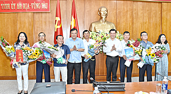 Các đồng chí: Nguyễn Hồng Lĩnh, Ủy viên Trung ương Đảng, Bí thư Tỉnh ủy, Chủ tịch HĐND tỉnh; Nguyễn Thị Yến, Phó Bí thư Thường trực Tỉnh ủy, Trưởng Đoàn Đại biểu Quốc hội tỉnh; Nguyễn Văn Trình, Phó Bí thư Tỉnh ủy, Chủ tịch UBND tỉnh, trao quyết định nghỉ hưu và tặng hoa chúc mừng các đồng chí cán bộ lãnh đạo của tỉnh đã hoàn thành xuất sắc nhiệm vụ.
