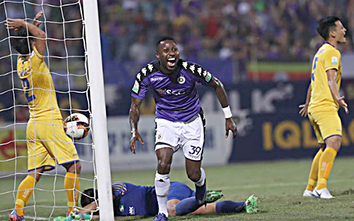 Hoàng Vũ Samson lập cú đúp giúp Hà Nội FC đăng quang V-League sớm 5 vòng.