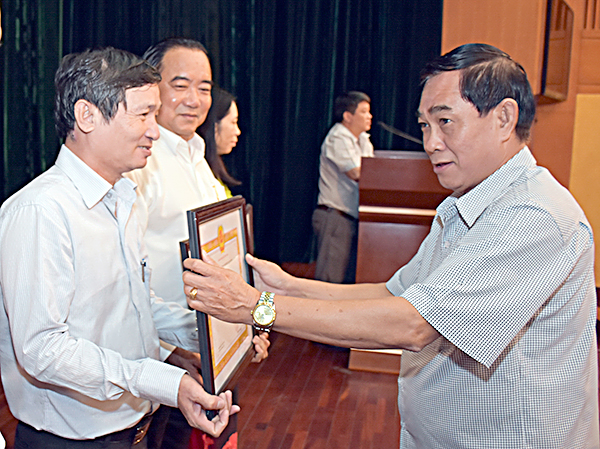 Đồng chí Đinh Văn Hùng, Tỉnh ủy viên, Bí thư Đảng ủy Khối cơ quan tỉnh, tặng Giấy khen của Ban Thường vụ Đảng ủy Khối cơ quan tỉnh cho các tổ chức cơ sở Đảng nhân có thành tích xuất sắc trong 2 năm thực hiện Chỉ thị 05 của Bộ Chính trị về “Đẩy mạnh việc học tập và làm theo tư tưởng, đạo đức, phong cách Hồ Chí Minh.