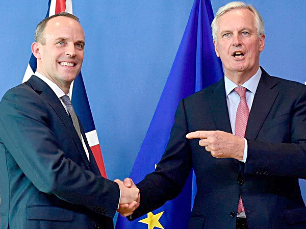 Bộ trưởng Brexit của Anh Dominic Raab (trái) và Trưởng đoàn đàm phán của EU về Brexit, ông Michel Barnier.