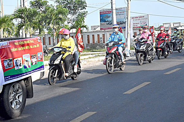 Tuyên truyền lưu động phòng chống lạm dụng bia, rượu và ma túy trên các tuyến đường chính xã Long Sơn (TP.Vũng Tàu).