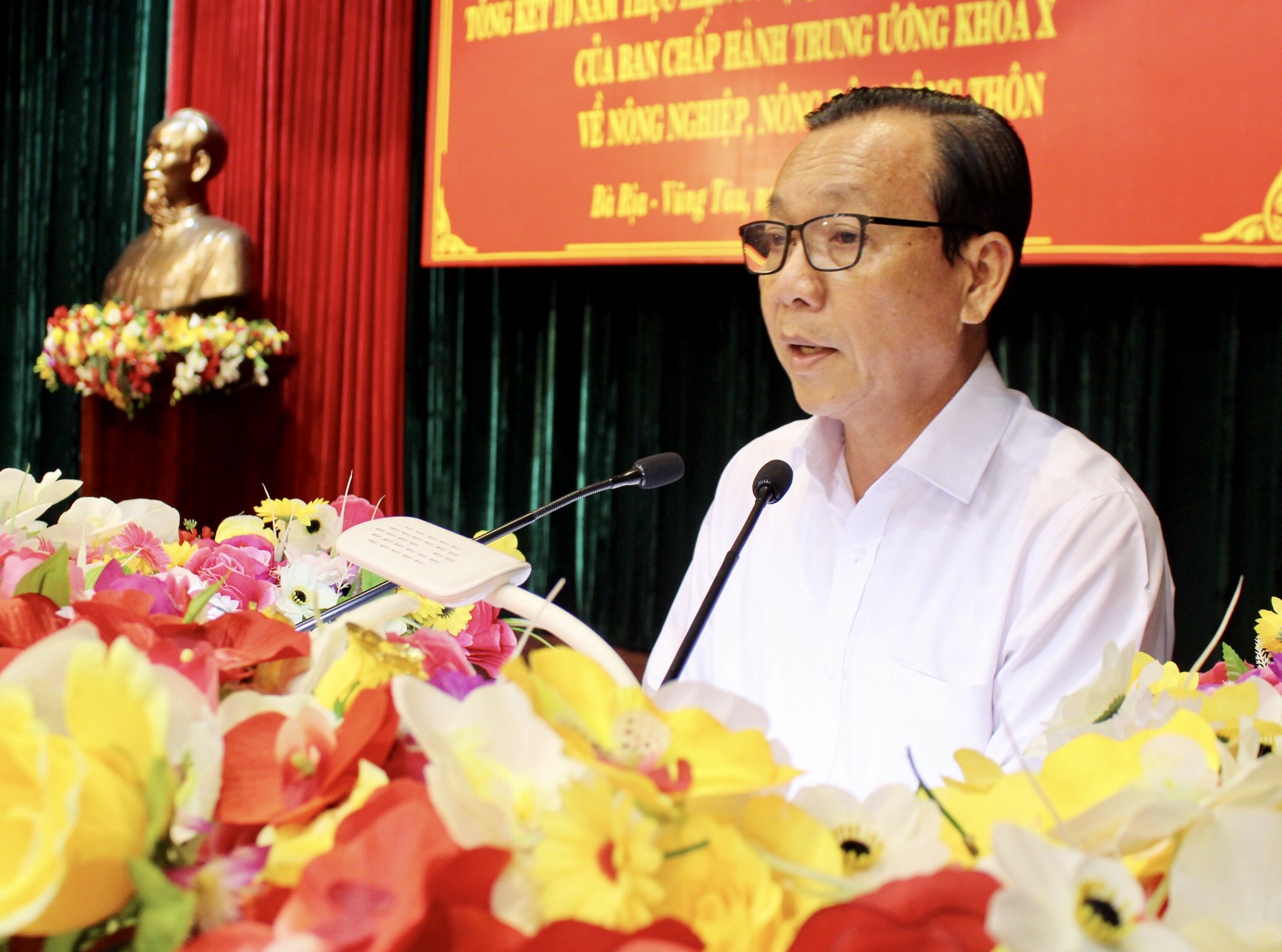 Đồng chí Trần Văn Cường, Giám đốc Sở NN-PTNT báo cáo kết quả 10 năm thực hiện Nghị quyết Trung ương 7.