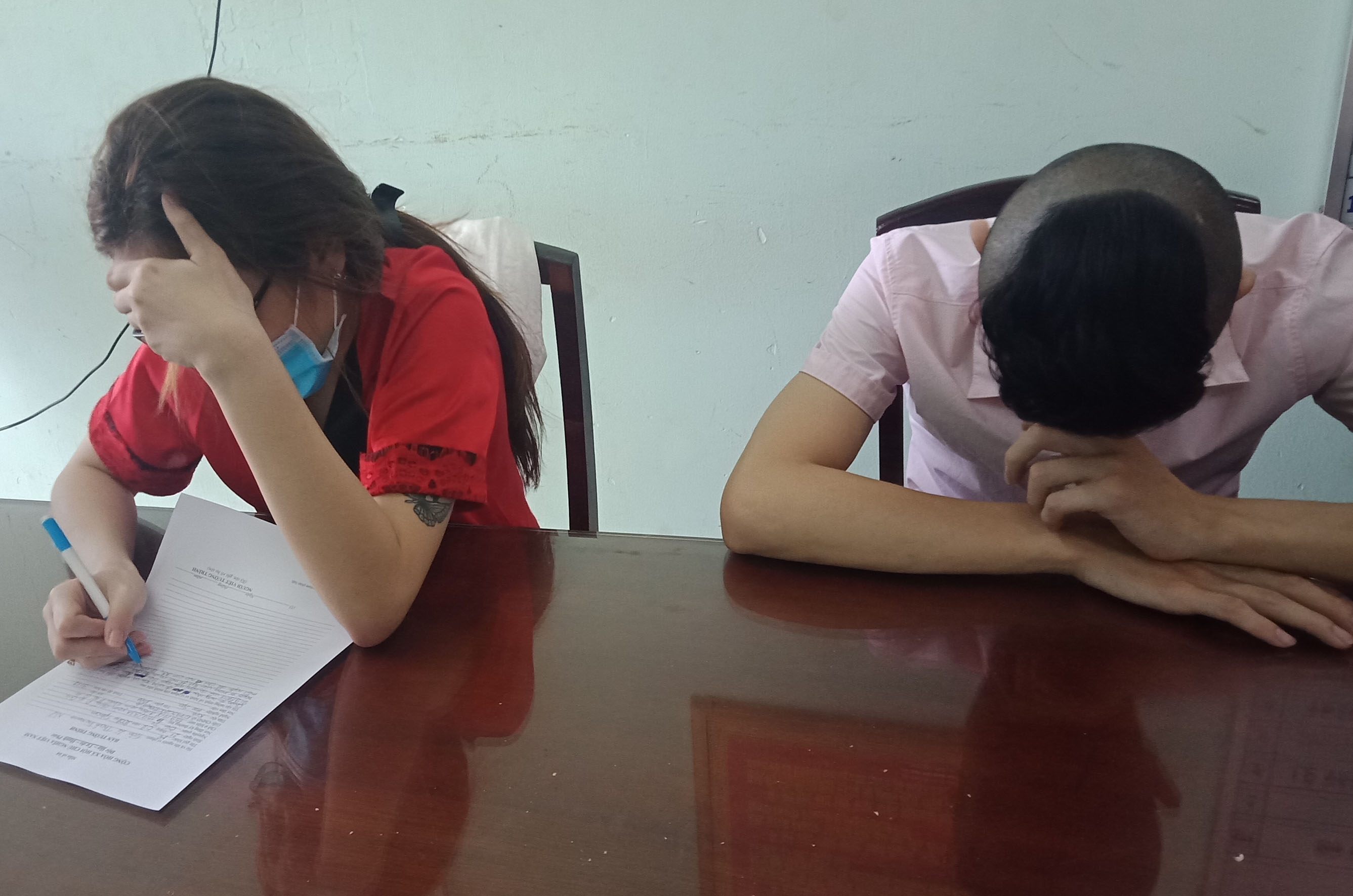 Các đối tượng sử dụng ma túy có tuổi đời còn rất trẻ, trong đó có 4 nữ.