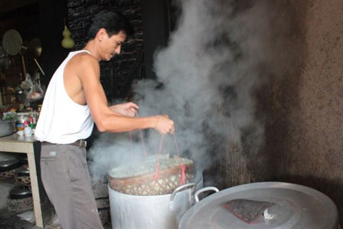 Hấp bánh gai ở Cao Bằng.