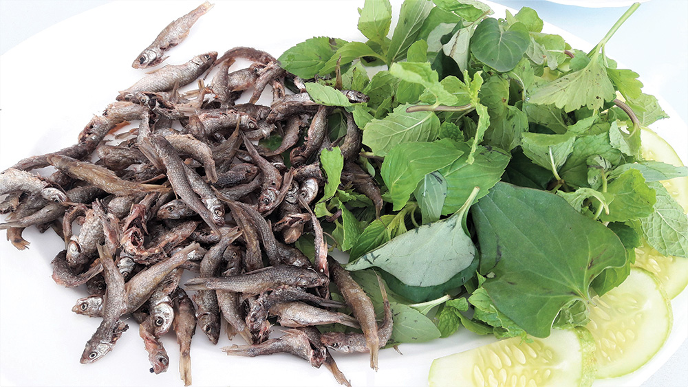Cá linh non chiên ăn kèm rau sống.