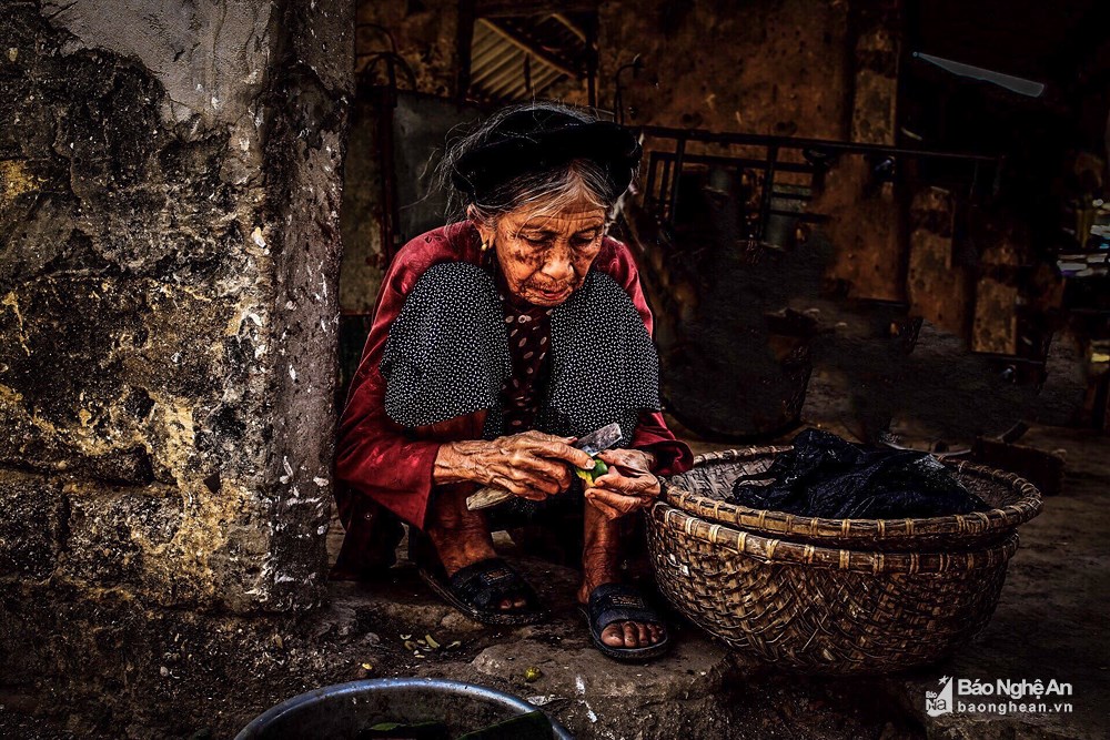 Phiên chợ chiều vãn nắng, chỉ còn mẹ ngồi lại thong thả têm trầu. Ảnh: Hải Vương