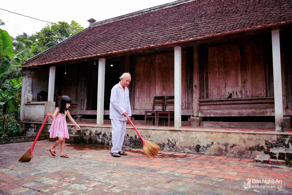 Phút yên ả trước sân nhà. Ảnh: Hải Vương