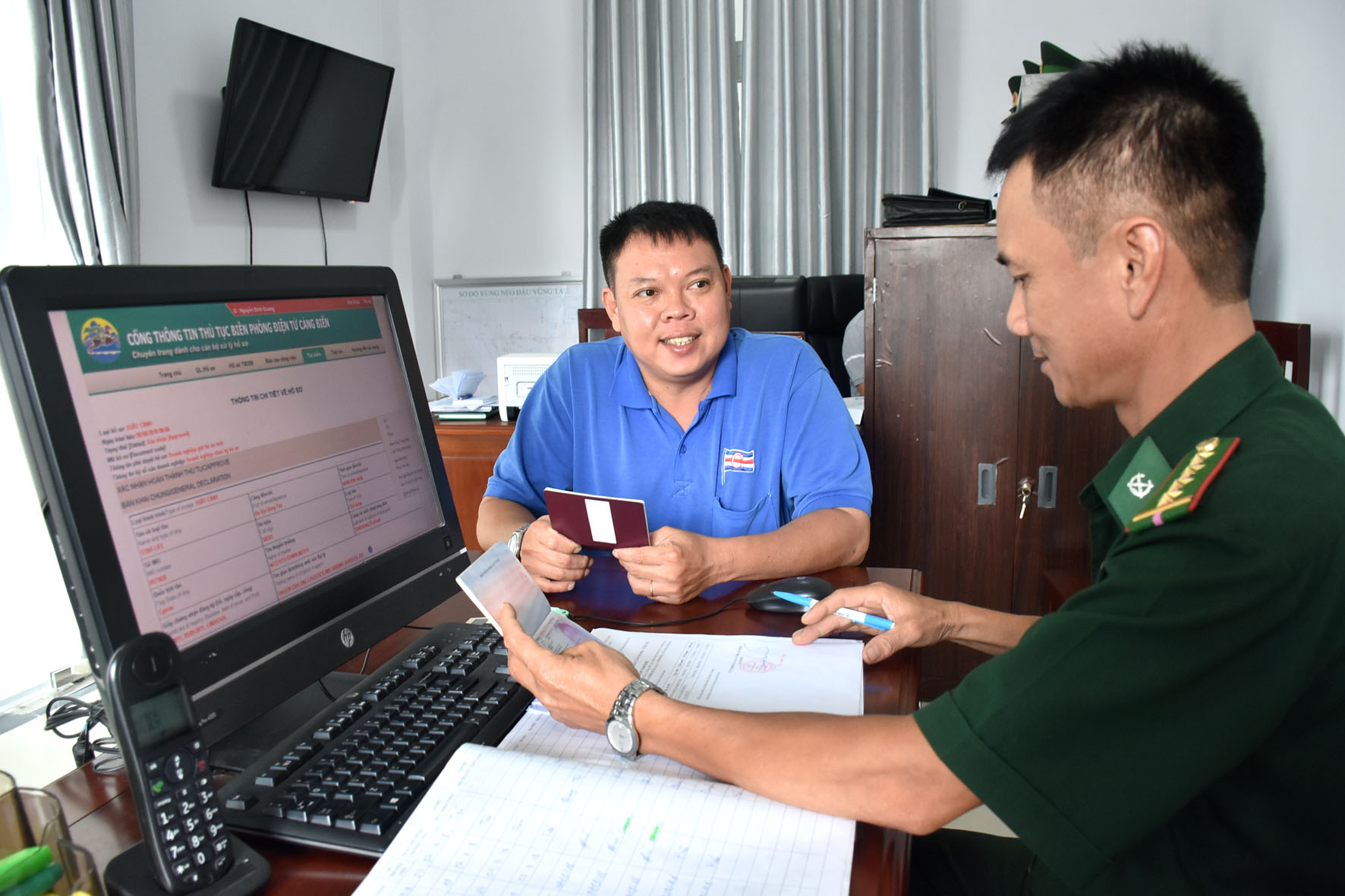 Đại úy Hoàng Thanh Hải, Đội thủ tục - Biên phòng cửa khẩu cảng BR-VT hướng dẫn đại lý tàu làm thủ tục biên phòng điện tử cảng biển. 