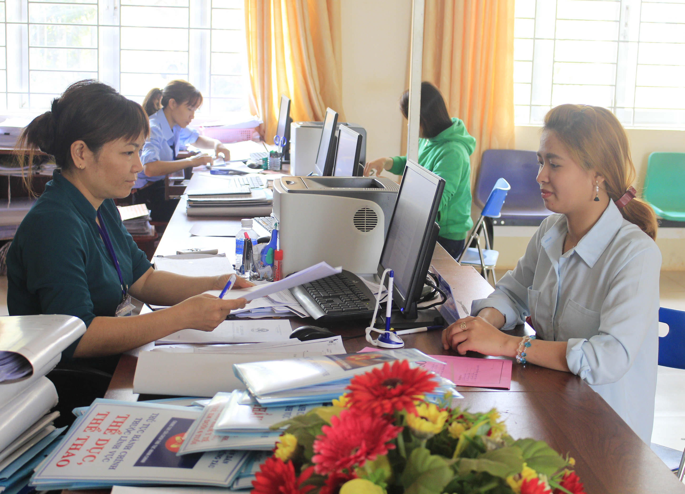 Người dân đến giải quyết thủ tục hành chính tại bộ phận “một cửa” xã Sơn Bình (huyện Châu Đức). Ảnh: HOÀNG HƯỜNG