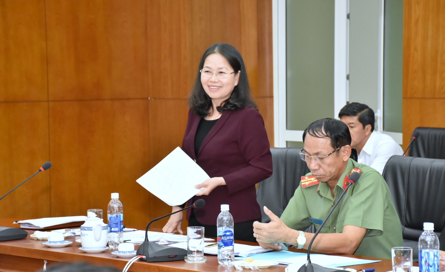 Đồng chí Nguyễn Thị Yến, Phó Bí thư Thường trực Tỉnh ủy, Trưởng Đoàn Đại biểu Quốc hội tỉnh, phát biểu tại cuộc họp.
