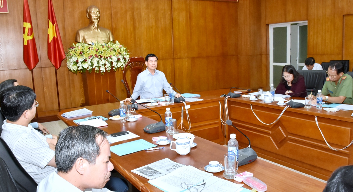 Đồng chí Nguyễn Hồng Lĩnh, Ủy viên Trung ương Đảng, Bí thư Tỉnh ủy, Chủ tịch HĐND tỉnh, chủ trì cuộc họp.
