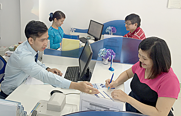 Người dân cảm thấy có đôi chút bất tiện về việc chuyển đổi, nhất là thông tin liên quan đến tài khoản ngân hàng. Trong ảnh: Khách hàng giao dịch tại Ngân hàng Quốc dân.