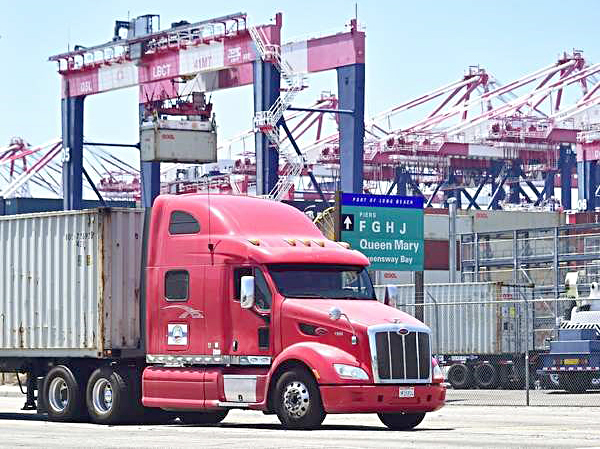 Bốc dỡ hàng hóa tại cảng Long Beach, bang California, Mỹ. 