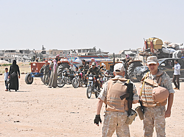 Binh sĩ Nga và binh sĩ quân đội Chính phủ Syria tuần tra tại Abu Duhur, tỉnh Idlib, Syria.