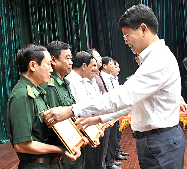 Đồng chí Nguyễn Thanh Tịnh, Phó Chủ tịch UBND tỉnh trao Bằng khen của UBND tỉnh cho các cá nhân có thành tích xuất sắc trong 20 năm thi hành Pháp lệnh BĐBP.