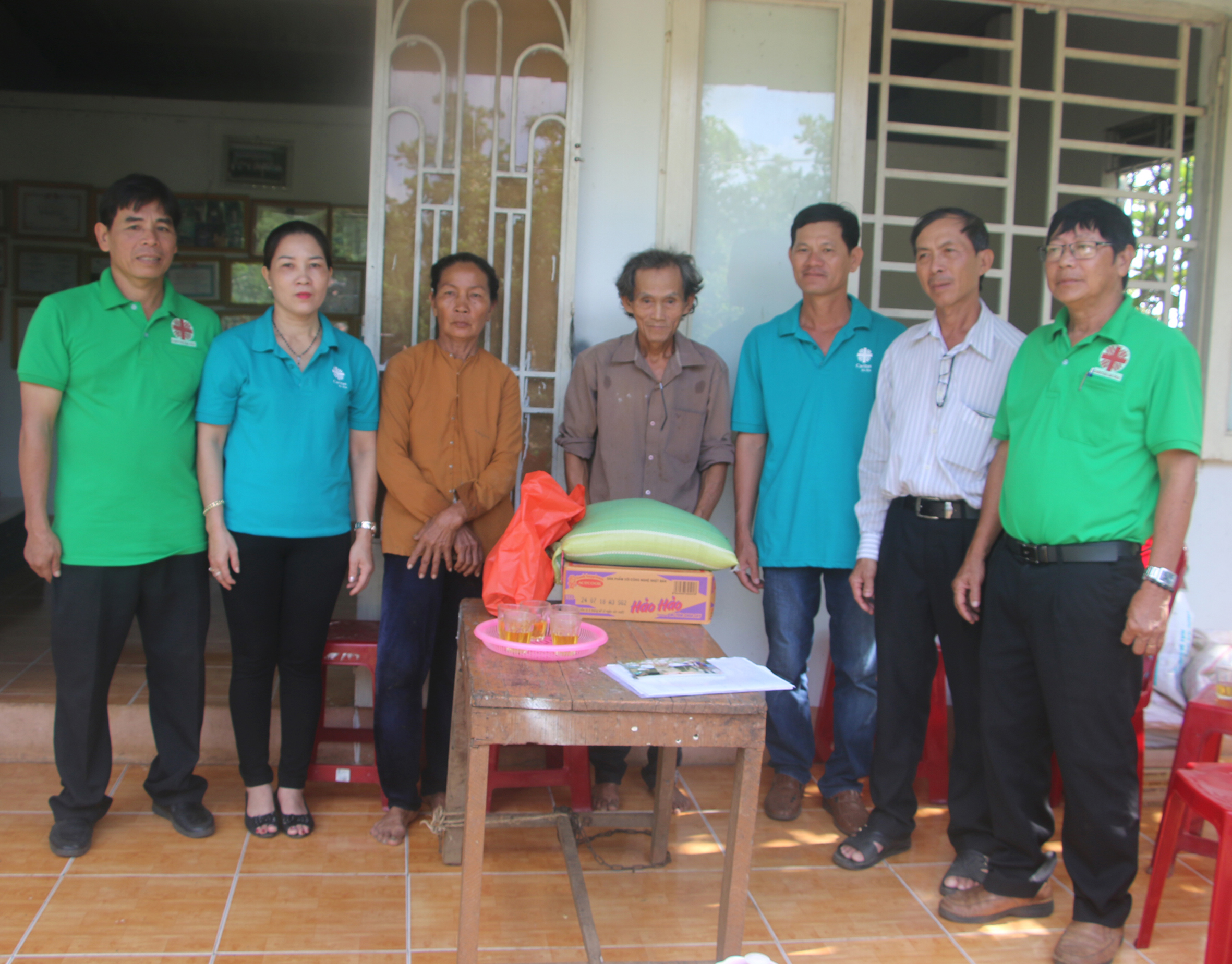 Đại diện Giáo xứ Vinh Châu (huyện Châu Đức) thăm, tặng quà gia đình ông Phan Văn Mỹ (xã Đá Bạc). 