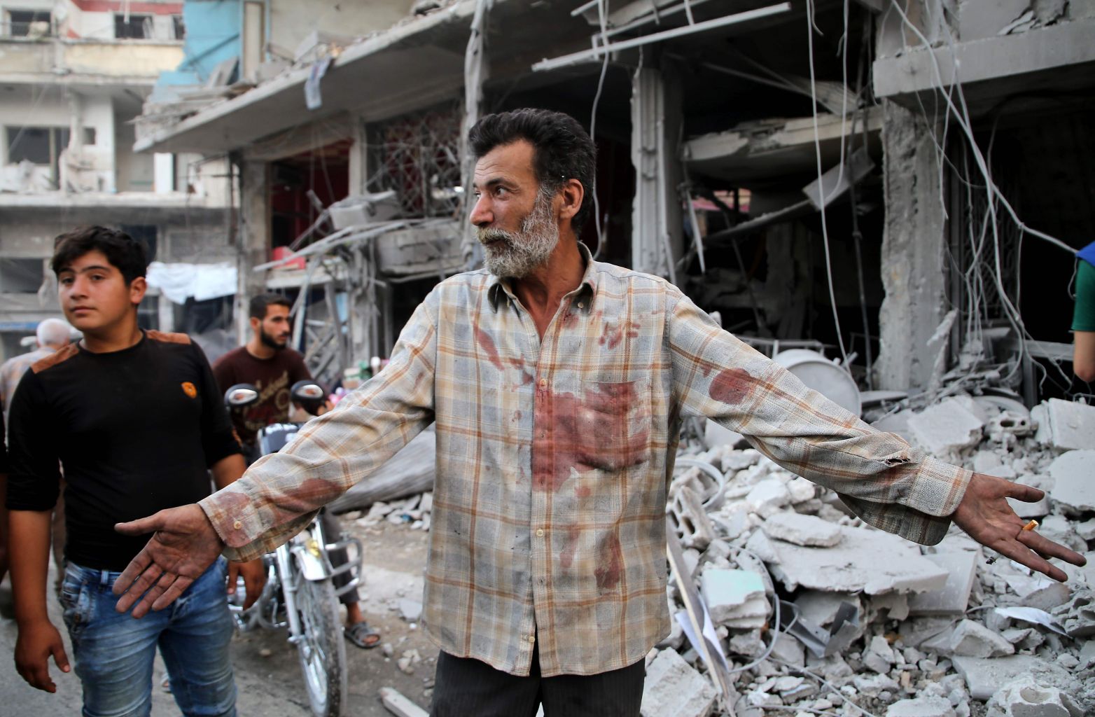 Hiện trường đổ nát sau một vụ không kích tại Jisr al-Shughur, tỉnh Idlib, Syria. 