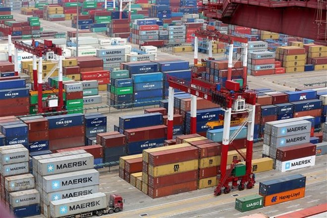 Hàng hóa được xếp tại cảng ở Thanh Đảo, tỉnh Sơn Đông, miền Đông Trung Quốc. 