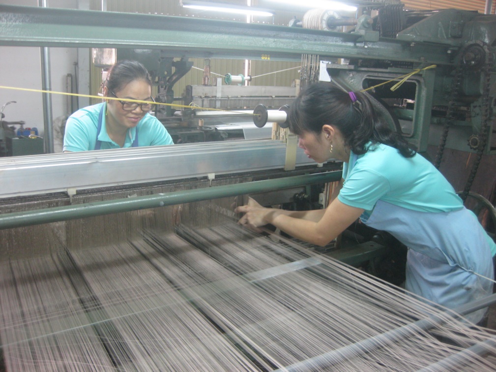 Công nhân miệt mài dệt lụa.