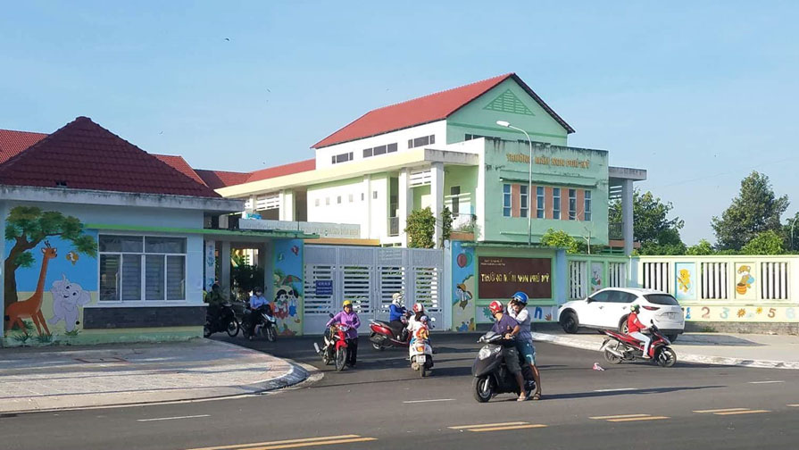 Phụ huynh đưa, đón trẻ tại Trường MN Phú Mỹ.