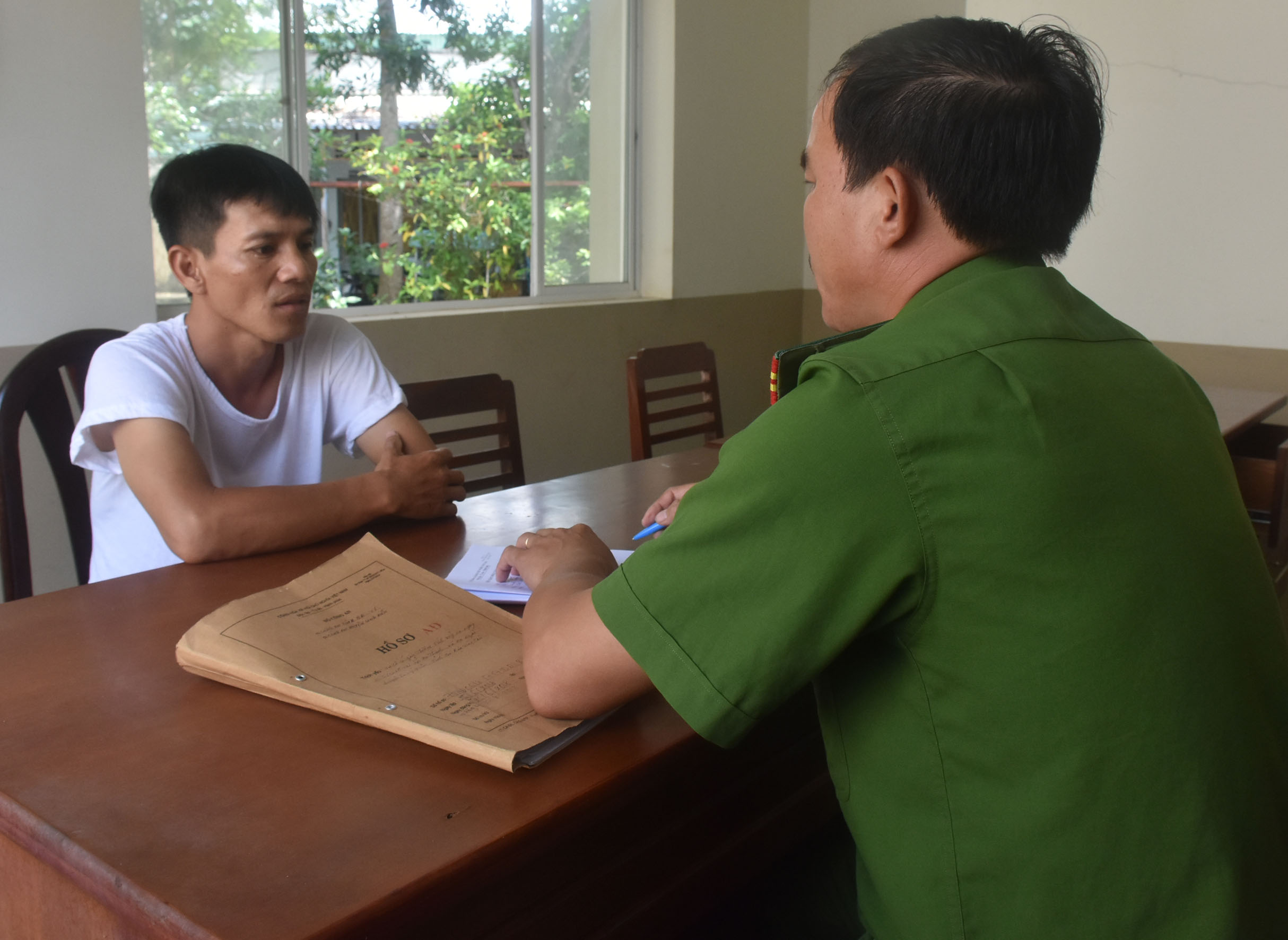Đối tượng Nguyễn Văn Thơm tại cơ quan công an.